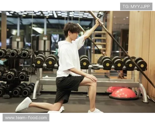 高效塑腿:健身器材组合训练打造强健大腿肌肉